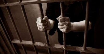 நடிகைக்கு 'லிப்ட்' கொடுத்ததால் சிக்கலில் தவிக்கும் சிறைத்துறை அதிகாரி! 