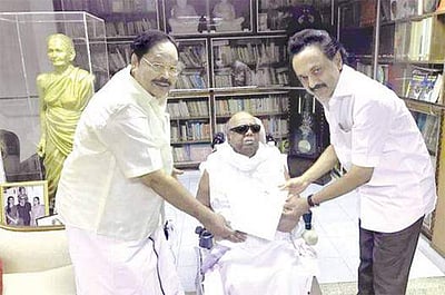 வைர விழா அழைப்பிதழை கருணாநிதியிடம் நேரில் வழங்கினார் ஸ்டாலின்!