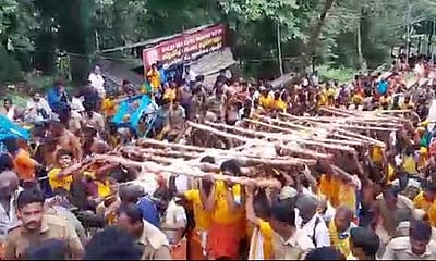 சபரிமலையில் புதிய கொடிமரம்: சந்நிதானத்துக்கு தோளில் சுமந்து சென்ற 2000 பக்தர்கள்