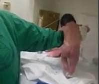 பிறந்த உடனே நடக்கத் தொடங்கியது சிசு! இணையதளங்களில் வைரலாகிக் கொண்டிருக்கும் வீடியோ!