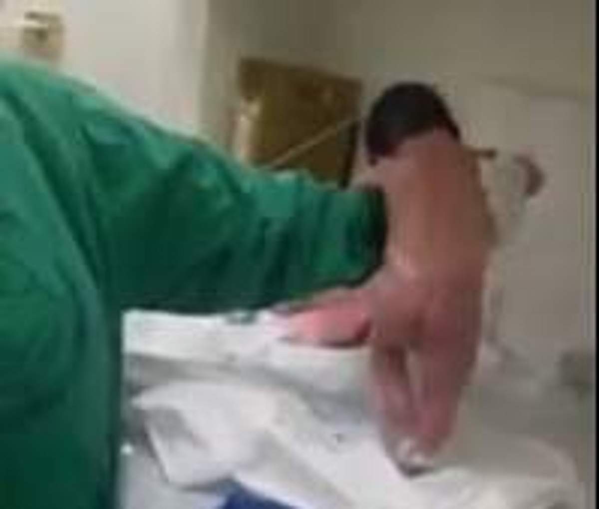 பிறந்த உடனே நடக்கத் தொடங்கியது சிசு! இணையதளங்களில் வைரலாகிக் கொண்டிருக்கும் வீடியோ!