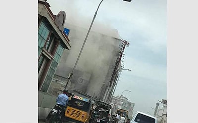 தீ விபத்துக்குள்ளான சென்னை சில்க்ஸ் கட்டடத்தில் விரிசல்; புகை மூட்டத்தால் தீயணைப்பு வீரர்கள் திணறல்