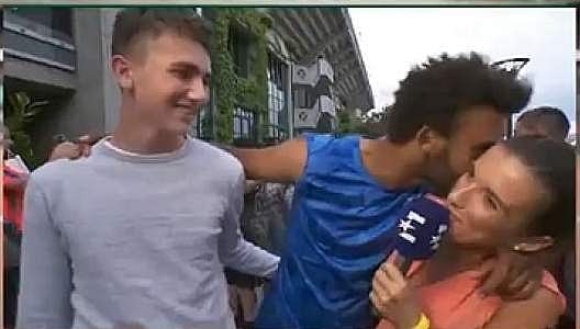 பேட்டியின் நடுவே திடீரென பெண் செய்தியாளரை முத்தமிட்ட டென்னிஸ் வீரர்! (வீடியோ)