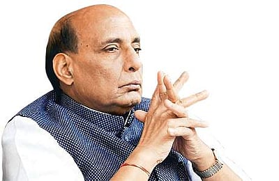 மத்திய அமைச்சர் ராஜ்நாத் சிங் கீழே விழுந்து காயம்: எய்ம்ஸ் மருத்துவமனையில் சிகிச்சை