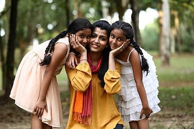 பாகுபலி 2 புயலுக்கு நடுவே இன்று வெளியாகியுள்ள இரு படங்கள்!