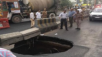 சென்னை கீழ்ப்பாக்கம் அருகே சாலையில் 6 அடி ஆழத்தில் திடீர் பள்ளம்