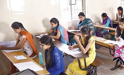 'நீட்' தேர்வில் மற்றொரு சர்ச்சை : ஹிந்தி, ஆங்கில மொழியில் தேர்வெழுதியவர்களுக்கு 'சலுகை'