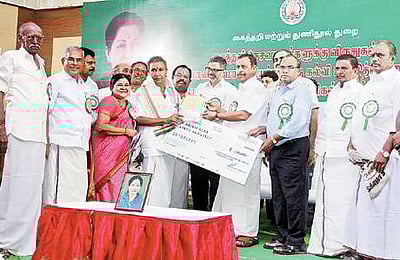 அதிமுக இணைப்பு: 3-ஆம் தரப்பு மூலம் பேச்சுக்கு முயற்சி: அமைச்சர் ஓ.எஸ்.மணியன்