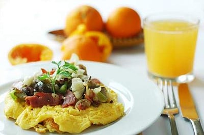 அரிசி, கோதுமை வேண்டாம்; ஆம்லெட், சாலட், ஃப்ரெஷ் ஜூஸ் போதுமே ப்ரேக்ஃபாஸ்டுக்கு!