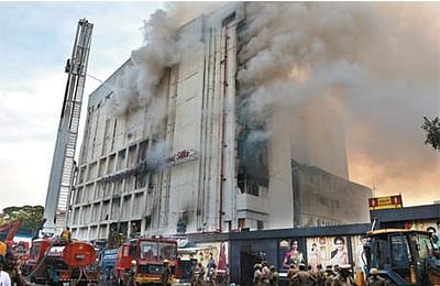 சென்னை சில்க்ஸில் பயங்கர தீ விபத்து: 7 மாடி கட்டடம் எரிந்து நாசம்: உயிர் தப்பிய 12 ஊழியர்கள்; புகை மண்டலமான தி.நகர்