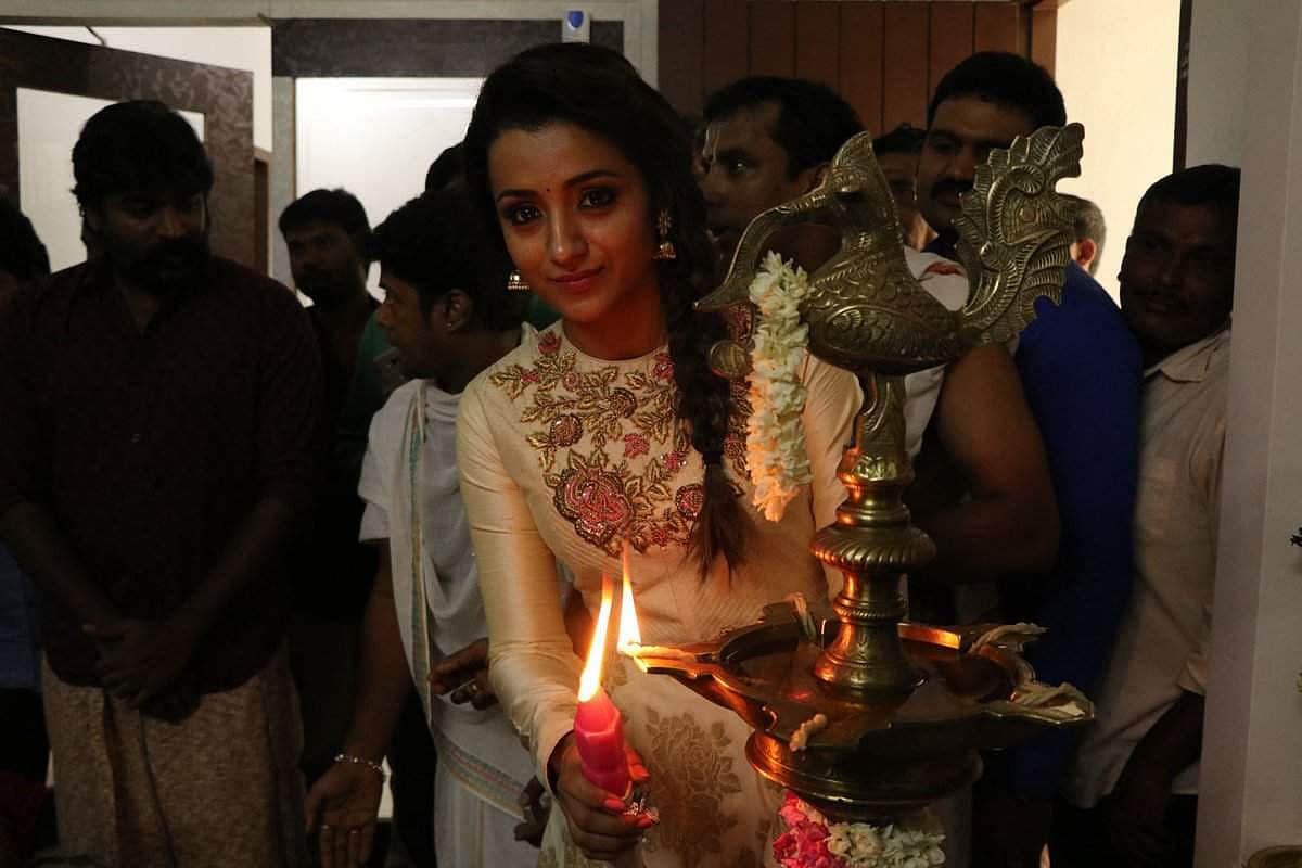 விஜய் சேதுபதி - த்ரிஷா நடிக்கும் 96 படம் பூஜையுடன் தொடங்கியது! (படங்கள்)