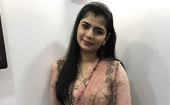 லூசுப்பசங்க: தமிழக அதிகாரிகளைத் தாக்கியவர்கள் மீது பாடகி சின்மயி சாடல்!