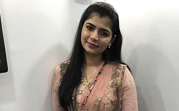 லூசுப்பசங்க: தமிழக அதிகாரிகளைத் தாக்கியவர்கள் மீது பாடகி சின்மயி சாடல்!