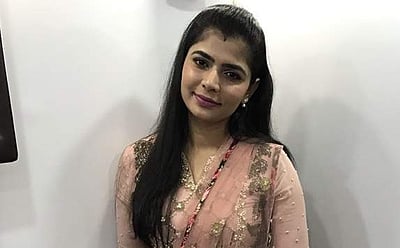 லூசுப்பசங்க: தமிழக அதிகாரிகளைத் தாக்கியவர்கள் மீது பாடகி சின்மயி சாடல்!