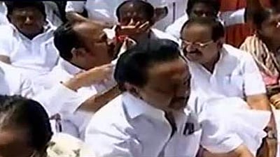 சட்டப்பேரவையில் இருந்து மு.க. ஸ்டாலின் வெளியேற்றம்: திமுக உறுப்பினர்கள் சாலை மறியல்; கைது