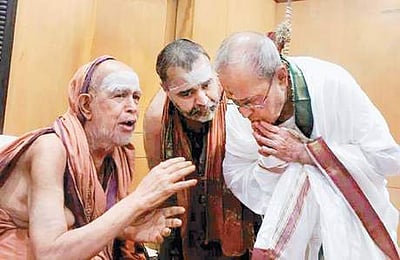 ஜயேந்திர சரஸ்வதி சுவாமிகளைச் சந்தித்து ஆசி பெற்றார் குடியரசுத் தலைவர்