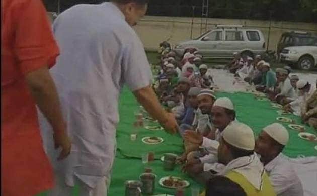 அயோத்தியில் இஸ்லாமியர்களுக்கு ஆர்.எஸ்.எஸ் அளித்த 'இப்ஃதார்'  விருந்து!