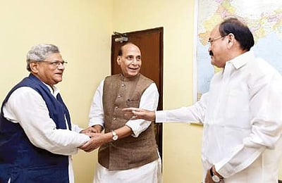 விளம்பரத்துக்காக எதிர்க்கட்சியினருடன் பாஜக பேச்சு: சீதாராம் யெச்சூரி