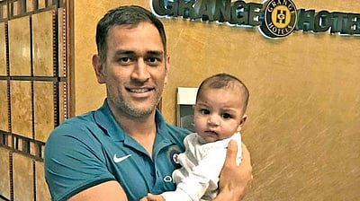 பாகிஸ்தான் கேப்டனின் குழந்தையுடன் தோனியின் புகைப்படம்: சமூக வலைதளங்களின் 'லேட்டஸ்ட்' வைரல்!  