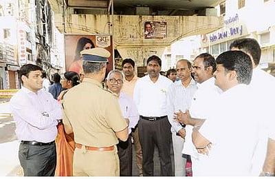 சென்னை சில்க்ஸ் தீ விபத்து: கட்டடத்தை இடிக்கும் பணிகள் தொடங்கின