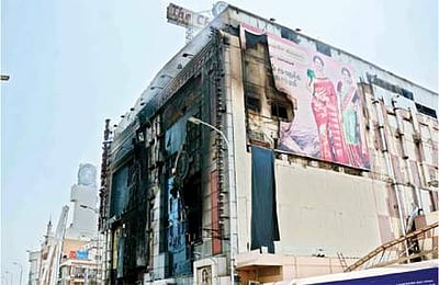 'ஜா கட்டரை' பயன்படுத்தி சென்னை சில்க்ஸ் கட்டடத்தை இடிக்கும் பணிகள் தொடங்கின