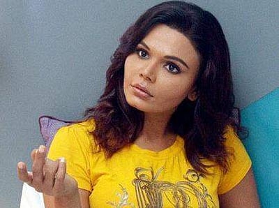 வால்மீகி பற்றி சர்ச்சைக்குரிய கருத்து கூறிய கவர்ச்சி நடிகைக்கு பிடிவாரண்ட்!