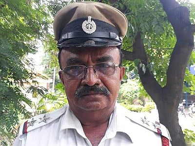 ஆம்புலன்ஸிற்கு வழிவிட ஜனாதிபதி வாகனத்தை நிறுத்திய போக்குவரத்து காவலர்!