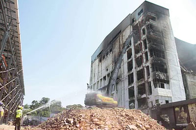 தீ விபத்துக்குள்ளான சென்னை சில்க்ஸ் கட்டடம் முழுமையாக இடிக்கப்பட்டது! 