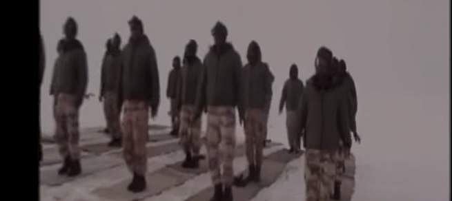 லடாக்கில் மைனஸ் 25 டிகிரி செல்ஸியஸ் குளிரில் யோகப் பயிற்சி செய்த இந்திய ராணுவ வீரர்கள்!