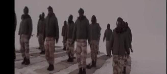 லடாக்கில் மைனஸ் 25 டிகிரி செல்ஸியஸ் குளிரில் யோகப் பயிற்சி செய்த இந்திய ராணுவ வீரர்கள்!