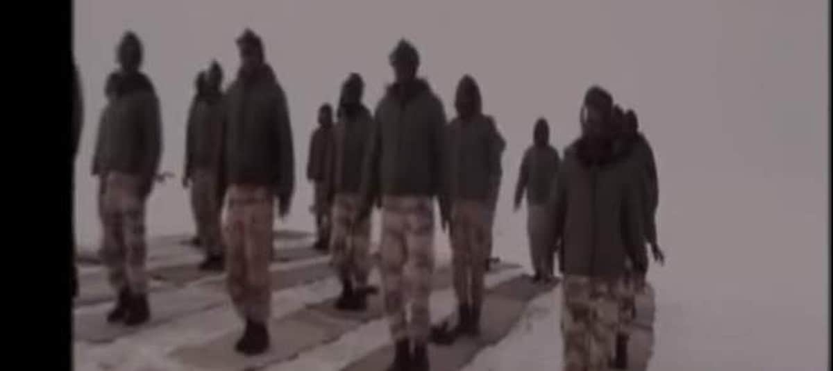 லடாக்கில் மைனஸ் 25 டிகிரி செல்ஸியஸ் குளிரில் யோகப் பயிற்சி செய்த இந்திய ராணுவ வீரர்கள்!