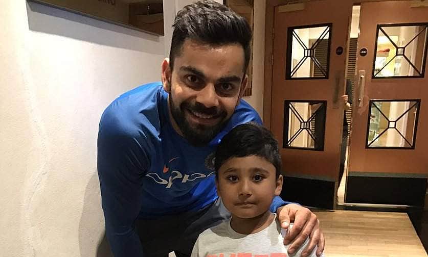 பாக். வீரர் அசார் அலி குழந்தைகளுடன் புகைப்படம் எடுத்துக்கொண்ட இந்திய வீரர்கள்