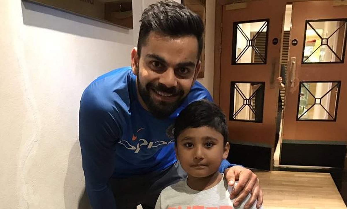 பாக். வீரர் அசார் அலி குழந்தைகளுடன் புகைப்படம் எடுத்துக்கொண்ட இந்திய வீரர்கள்