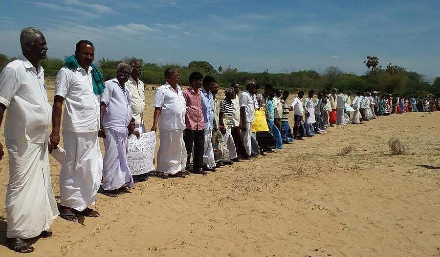 தடுப்பணை கட்ட கோரி கொள்ளிடம் ஆற்றில் விவசாயிகள் மனித சங்கிலி போராட்டம்