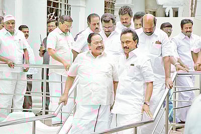 மாட்டிறைச்சி விவகாரம்: திமுக - காங்கிரஸ் வெளிநடப்பு