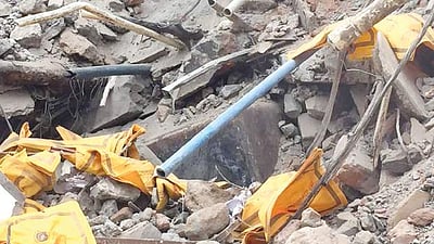 சென்னை சில்க்ஸ் கட்டடம்: 2 பாதுகாப்புப் பெட்டகங்கள் மீட்பு