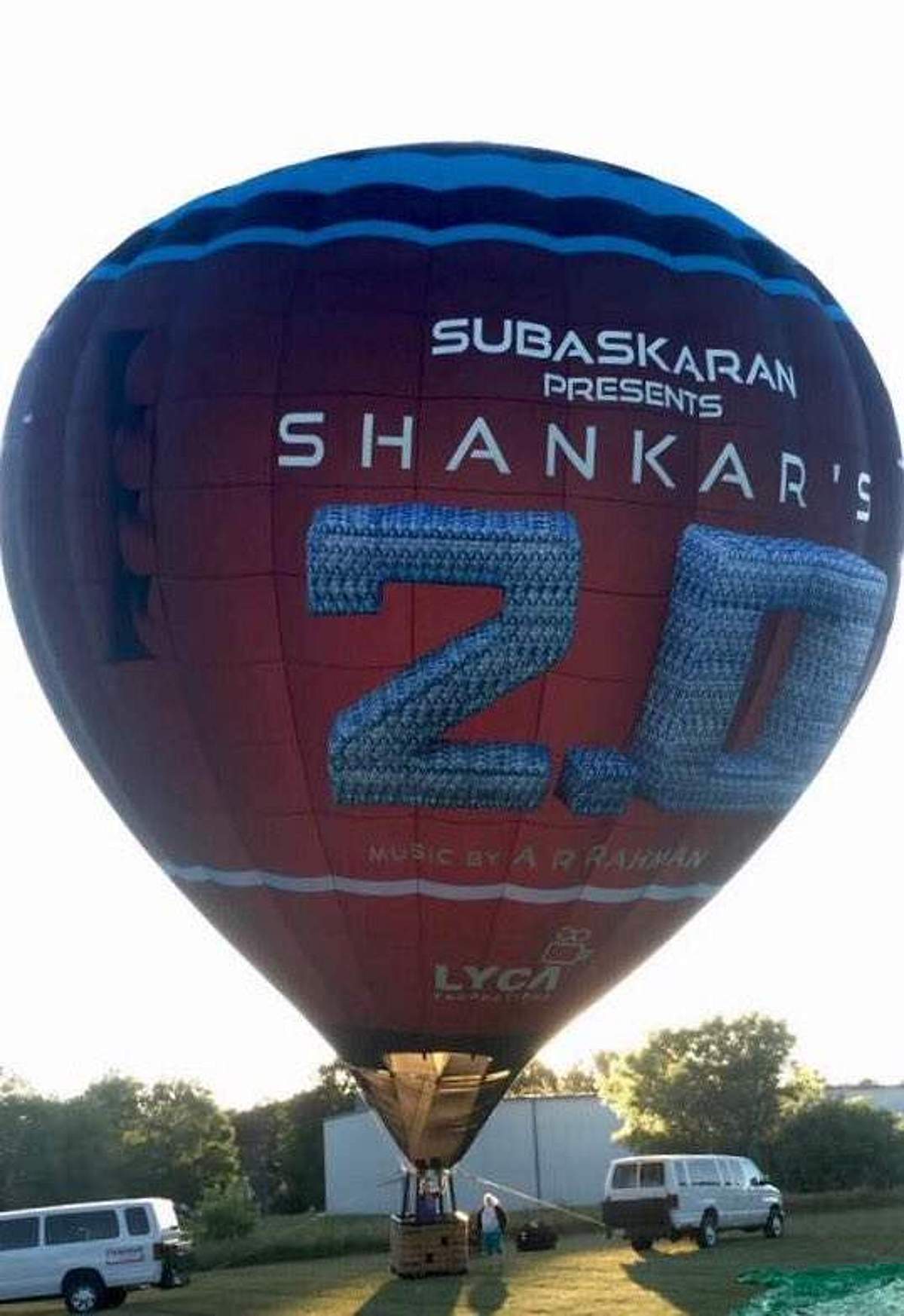 ரஜினியின் 2.0: ஹாலிவுட்டில் பறக்கவிடப்படும் ராட்சத பலூன்கள் (படங்கள்)