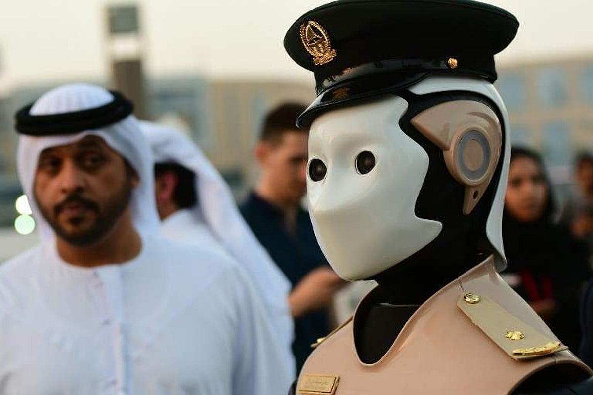 இது புதுசு: துபாய் காவல்துறையில் முதல் ரோபோடிக் காவலர்