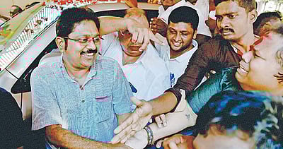 டிடிவி தினகரனுக்கு எதிரான வழக்கை வாபஸ் பெற்றாா் இபிஎஸ்