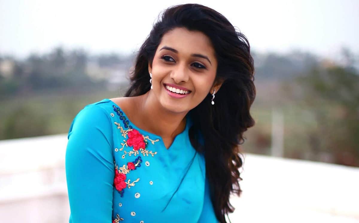 கதாநாயகியானார் டிவி புகழ் ப்ரியா பவானி சங்கர்! (படங்கள்)