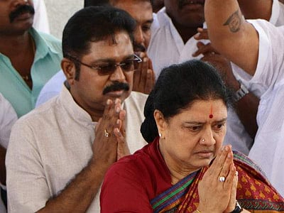 பெங்களூரு பரப்பன அக்ரஹாரா  சிறையில் சசிகலா - தினகரன் சந்திப்பு!