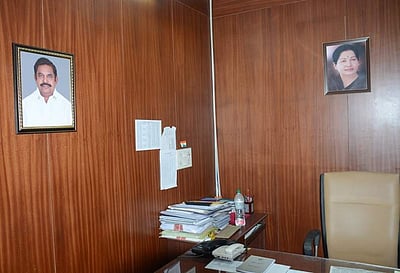 தமிழக அமைச்சர்களின் அறைகளில் இடம் பிடித்த முதல்வர் பழனிசாமி புகைப்படம்: தினகரனுக்கு செக்?