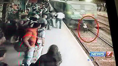 மும்பையில் சரக்கு ரயில் மோதி இளம்பெண் உயிர் தப்பிய வைரல் வீடியோ!