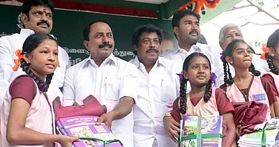 விடுமுறை முடிந்து பள்ளிகள் திறப்பு