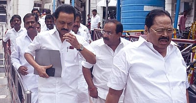 கருணாநிதியைப் பாராட்டி சிறப்புத் தீர்மானம்? பரிசீலிக்க பேரவைத் தலைவர் உறுதி