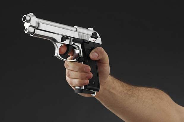 என் வீட்டிற்கே அடிக்கடி கரண்ட் கட்டா? மின்வாரிய ஊழியர்களை நோக்கி துப்பாக்கியால் சுட்ட ஓய்வு பெற்ற நீதிபதி!