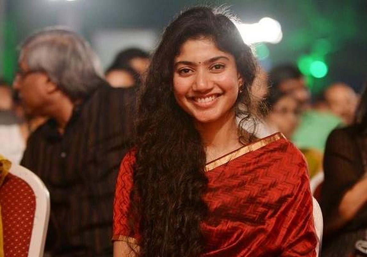 நடிகை சாய் பல்லவி தமிழில் அறிமுகமாகும் படத்தின் முதல் பார்வை போஸ்டர்!