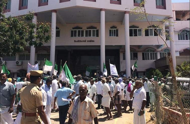 தூத்துக்குடி மாவட்ட ஆட்சியர் அலுவலகத்தை முற்றுகையிட்டு விவசாயிகள் போராட்டம்