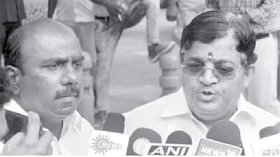 சசிகலா அணியினர் தாக்கல் செய்துள்ள பிரமாணப் பத்திரங்கள் போலியானவை