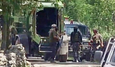 காஷ்மீரில் தொடரும் துப்பாக்கிச்சூடு: குகையில் பதுங்கிய தீவிரவாதிகள்